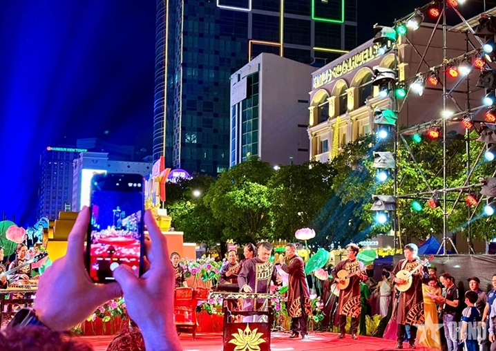 国家统一50周年：精彩纷呈的“以胡伯伯名字命名的城市之色彩”系列文体活动开幕式
